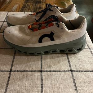 On Cloudmonster Mens size 10-